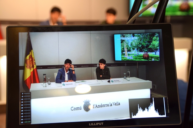 El cònsol major d'Andorra la Vella, Sergi González, i el conseller de  Transformació Digital i Sostenibilitat, i d'Habitatge, Marc Torrent, durant la roda de premsa en què s'ha anunciat la posada en  marxa del programa Reviu.