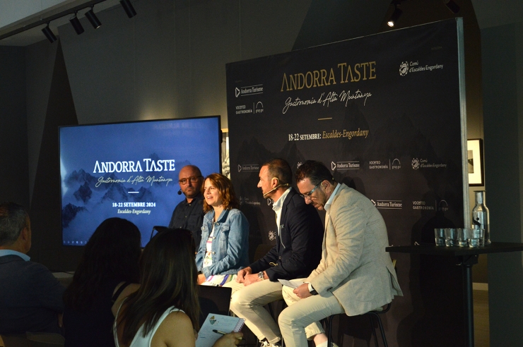 La cònsol major d'Escaldes-Engordany, Rosa Gili; el ministre de Turisme i  Comerç, Jordi Torres, i el gerent d'Andorra Turisme, Betim Budzaku,  durant la presentació de l'Andorra Taste.