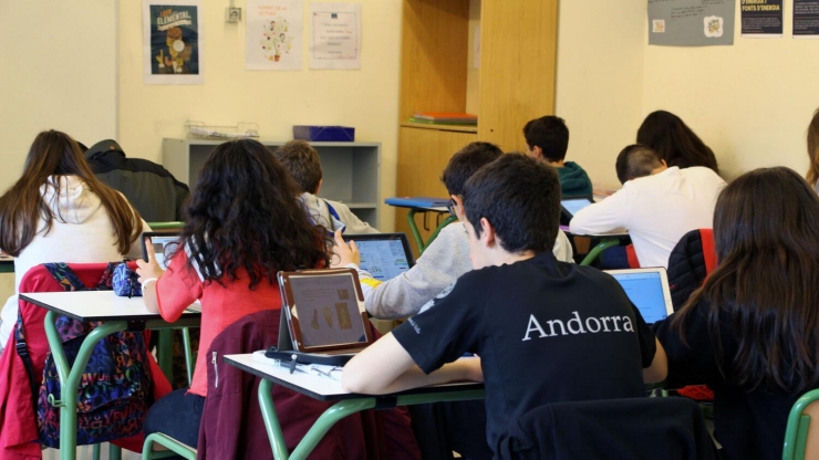 Un ordinador per cada 2,4 alumnes el curs escolar 2023-2024.