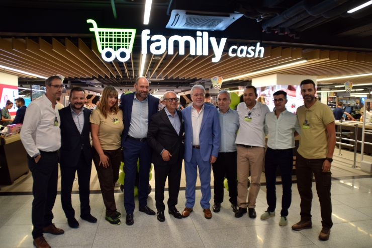 Personal treballador del supermercat Family Cash amb els seus responsables.