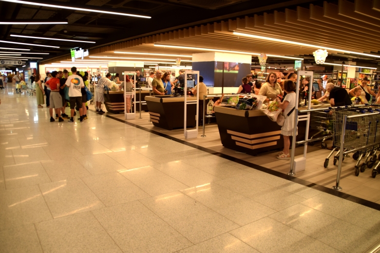 Les caixes del supermercat Family Cash plenes durant el primer dia d'obertura.