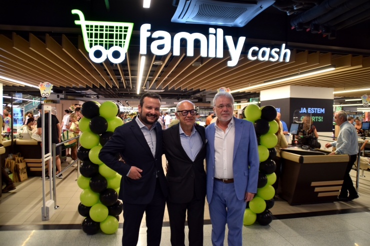 Octavi Bardera, director d'operacions de Grup Pyrénées, Patrick Pérez, president de Grup Pyrénées, i José Canet, director general de Family Cash, a l'entrada del supermercat.