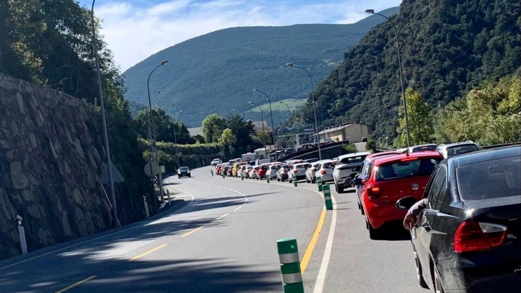 Cues de vehicles per sortir del país per la frontera hispanoandorrana.
 