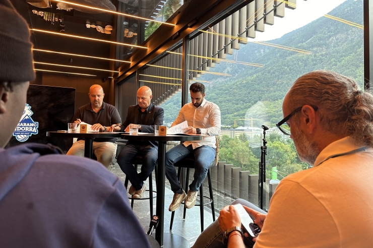 El director d'Unnic, José Fulgencio Cano, el conseller delegat de Jocs SA, Marc Martos, i el president del MoraBanc Andorra, Gorka Aixàs, durant la signatura de l'acord.