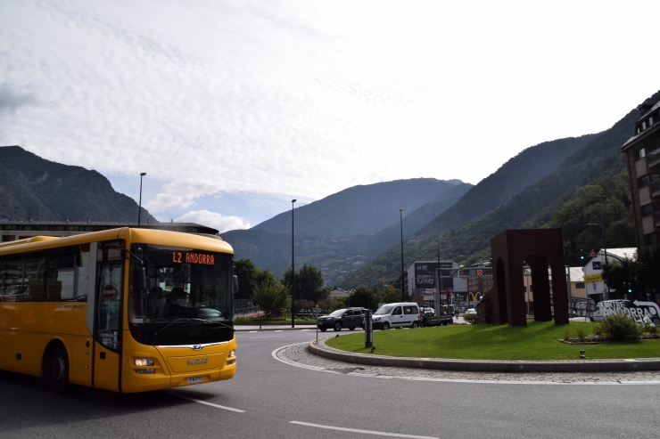 El transport públic del país en una rotonda.