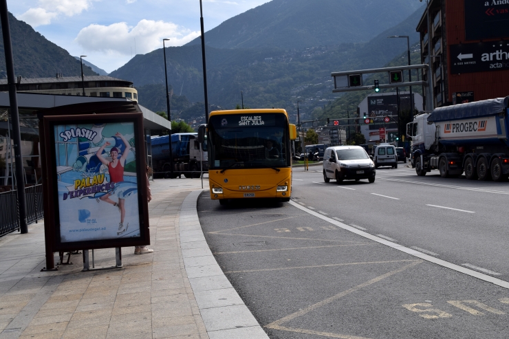 Un bus acostant-se a la parada que hi ha a l'Estació Nacional d'autobusos.