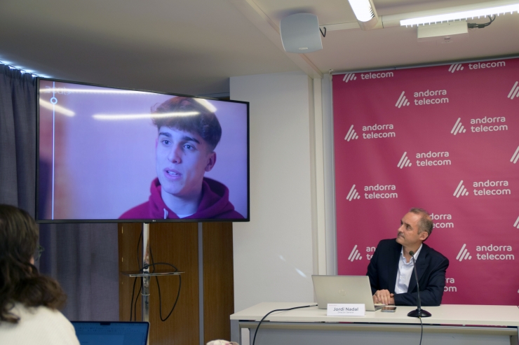 El director general d'Andorra Telecom, Jordi Nadal, presentant el vídeo introductori de la campanya 'Internet protegit'.