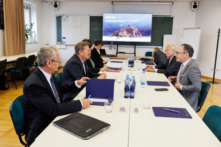 El cap de Govern, Xavier Espot, durant la seva visita a l'IRCAI (Centre de Recerca sobre la Intel·ligència Artificial) d'Eslovènia.