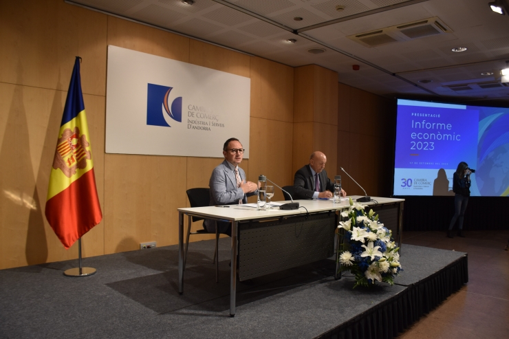 El cap de Govern, Xavier Espot, i el president de la Cambra de Comerç,  Indústria i Serveis, Josep Maria Mas, en la presentació de l'informe  econòmic del 2023, aquest dimarts al migdia.