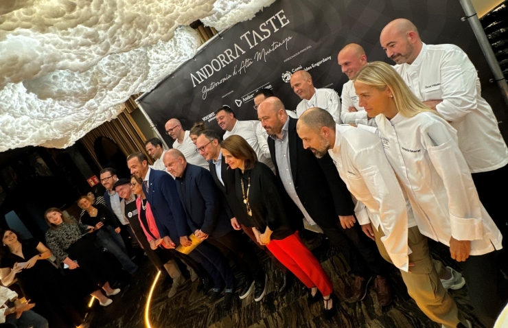 Autoritats i participants de l'Andorra Taste a les instal·lacions d'Unnic.