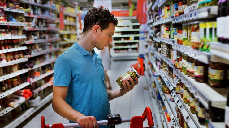 Una persona comprant a un supermercat.