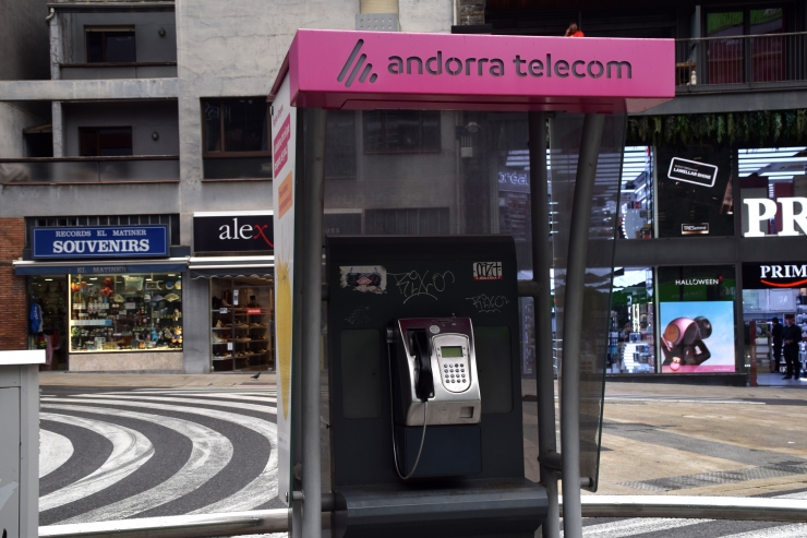 Una cabina telefònica.