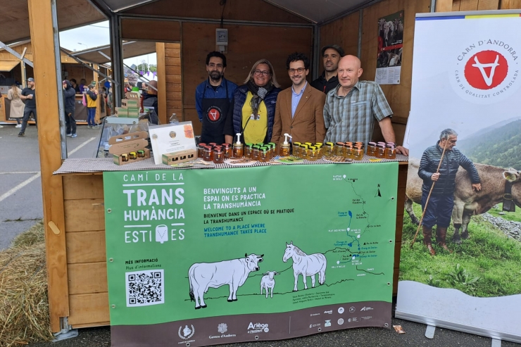 El ministre de Medi Ambient, Agricultura i Ramaderia, Guillem Casal, visitant l'estand de productes andorrans presents en la fira agrària i ramadera 'Les Pyrénéennes'.