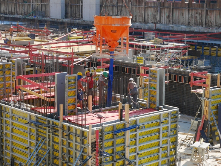 Treballadors en un edifici en construcció.