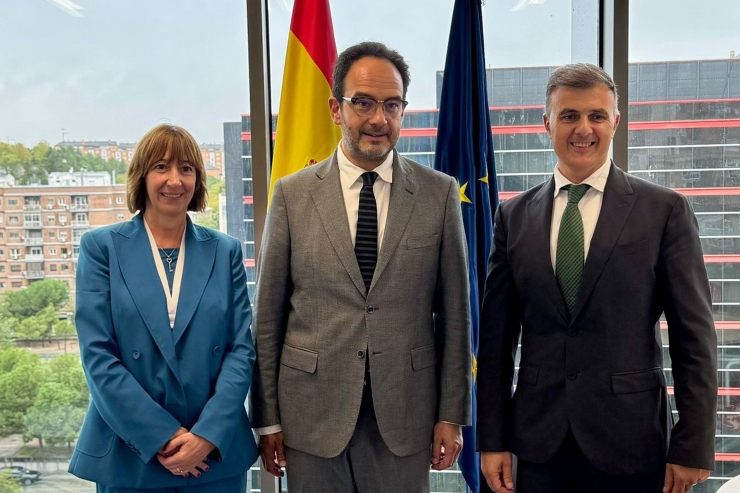 El secretari d’Estat de Transformació Digital i Telecomunicacions, Marc Rossell, amb el seu homòleg espanyol, Antonio Hernando, i l’ambaixadora d’Andorra a Espanya, Eva Descarrega.