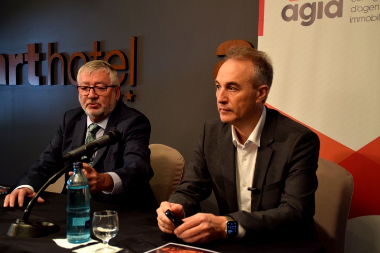 El president de l'AGIA, Gerard Casellas; i el director de càtedra en mercat immobiliari de la Universitat de Saragossa, Luis Alberto Fabra Garcés; durant la presentació de l'informe.