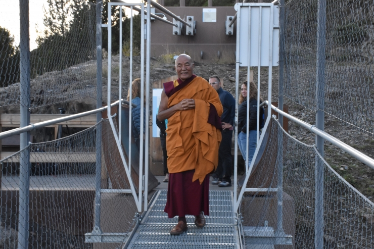 El monge budista Lama Wangchen travessant el pont tibetà.