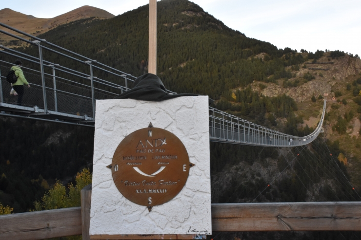 La placa commemorativa de la ruta de la Pau al pont tibetà.