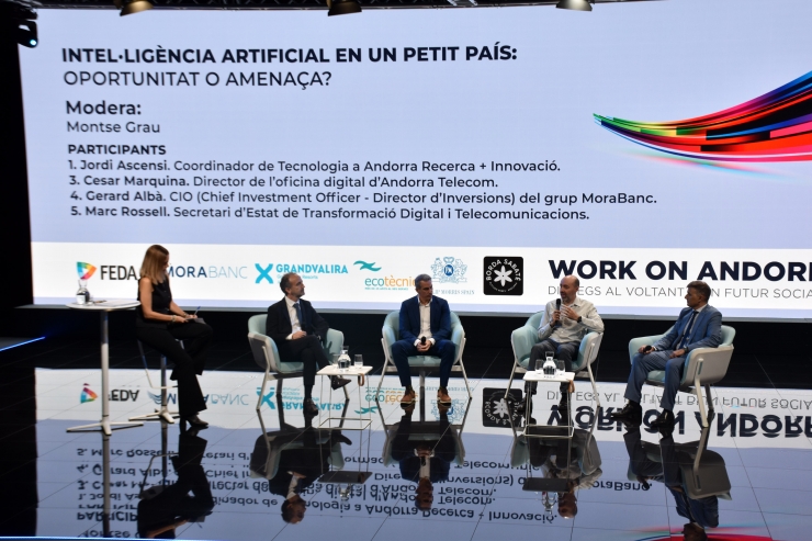 El col·loqui 'Intel·ligència artificial en un petit país: Oportunitat o amenaça', amb el coordinador de Tecnologia a Andorra Recerca+Innovació, Jordi Ascensi; el director de l'oficina digital d'Andorra Telecom, Cesar Marquina; el director d'inversions del grup MoraBanc, Gerard Albà; i el secretari d'Estat de Transformació Digital i Telecomunicacions, Marc Rossell.