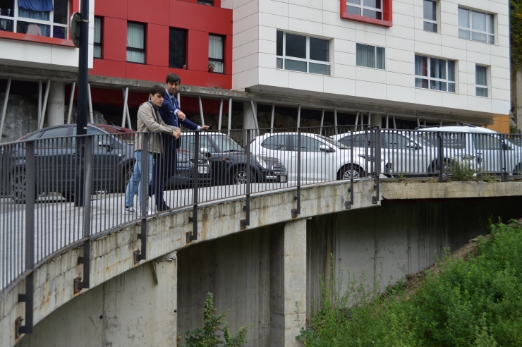 El cònsol major d'Andorra la Vella, Sergi González, i el conseller de Transformació Digital i Sostenibilitat, i d’Habitatge, Marc Torrent, al davant de la parcel·la on es vol impulsar habitatge.