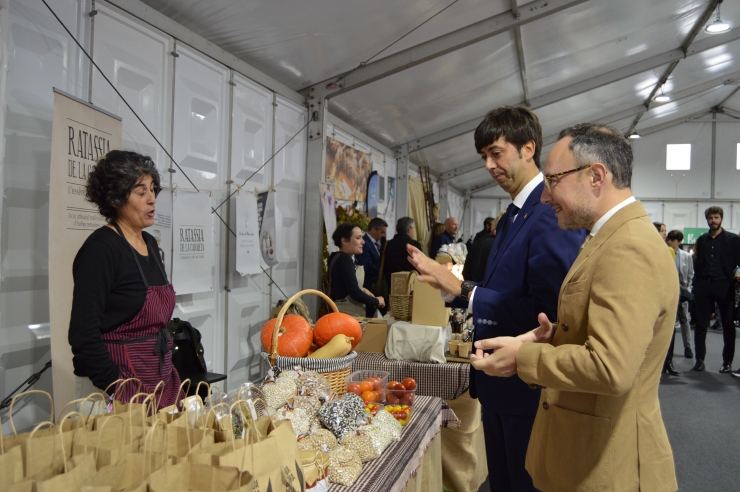 El cap de Govern i el cònsol major d'Andorra la Vella, Xavier Espot, i Sergi González, en la visita a la part de productes autòctons de la fira.