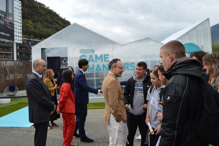 El cap de Govern i el cònsol d'Andorra la Vella, Xavier Espot i Sergi González, conversen amb visitants a la fira.