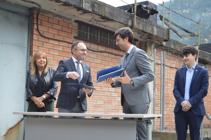 El cap de Govern, Xavier Espot, i el cònsol major d'Andorra la Vella, Sergi González, durant l'acte de signatura del conveni entre l'executiu i el comú per bastir un edifici al carrer del Cedre, 18.