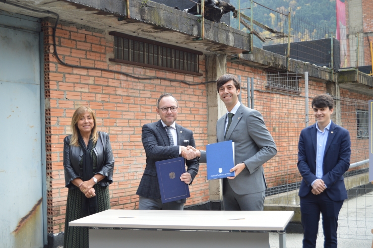 El cap de Govern, Xavier Espot, i el cònsol major d'Andorra la Vella,  Sergi González, durant l'acte de signatura del conveni entre l'executiu i  el comú per bastir un edifici al carrer del Cedre, 18.