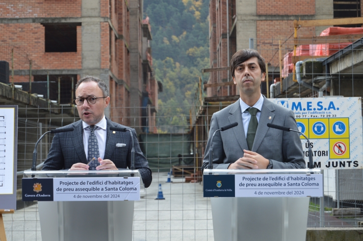 El cap de Govern, Xavier Espot, i el cònsol major d'Andorra la Vella,  Sergi González, durant l'acte de signatura, aquest dilluns al matí.