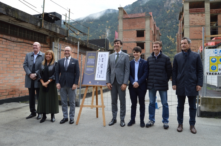 Les autoritats comunals i del Govern, durant l'acte de signatura del conveni per a l'edifici del carrer del Cedre, 18.