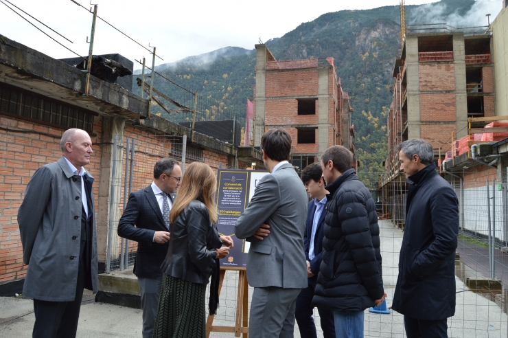 Les autoritats comunals i del Govern, durant l'acte de signatura del conveni per a l'edifici del carrer del Cedre, 18.
 