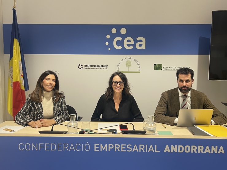 La nova presidenta d'Eix Central, Montse Rodríguez, amb la presidenta sortint, Sonia Yebra i el gerent de l’entitat i director de la CEA, Iago Andreu-Sotelo.