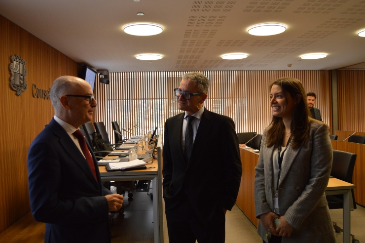 El ministre de Finances, Ramon Lladós, conversa amb els consellers demòcrates Salomó Benchluch i Meritxell López, moments abans de la seva compareixença davant la comissió legislativa de Finances i Pressupost.