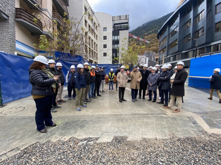 Membres del consell d'administració d'Andorra Telecom durant la visita a les obres.