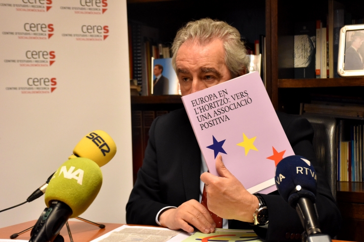 L'excap de Govern, Jaume Bartumeu, mostrant el nou quadern que ha creat el Centre d’Estudis i Recerca Socialdemòcrata sobre l'acord d'associació.