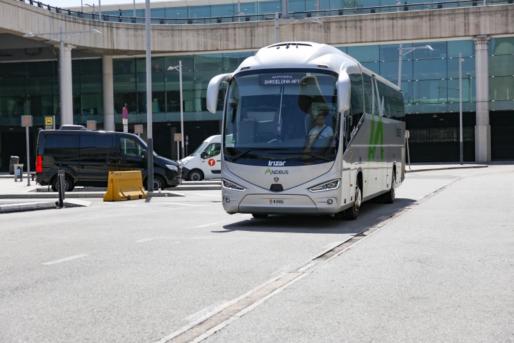 L'autobús que fa el trajecte entre l'aeroport de Barcelona i Andorra.