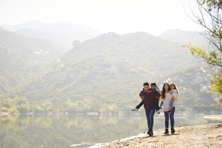 Una família passejant per un llac.