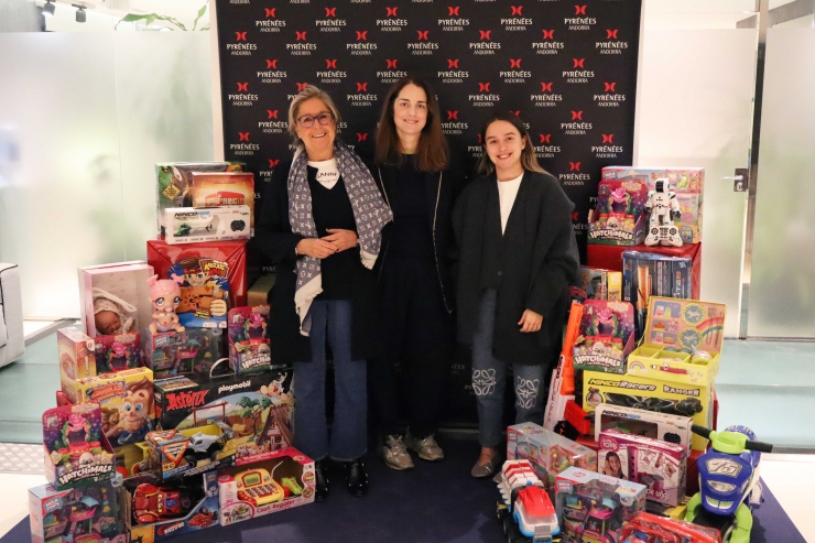 La presidenta del Patronat de Dames de Meritxell, Cristina Cerqueda, i les conselleres del Grup Pyrénées, Cristina Urbiola i Alexandra Pérez, durant l'acte de lliurament de material solidari al Patronat de Dames de Meritxell.