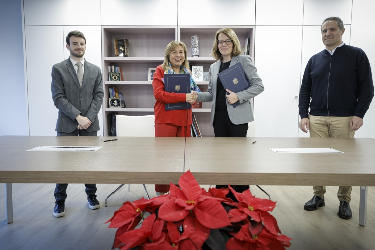 La ministra de Presidència, Economia, Treball i Habitatge, Conxita  Marsol, i la directora general de l’Associació de Bancs Andorrans  (Andorran Banking), Esther Puigcercós, han signat el conveni en  presència del secretari d’Estat d’Empresa, Diversificació Econòmica i  Innovació, Marc Saura, i del director del departament d’Estadística,  Edgar Baró.