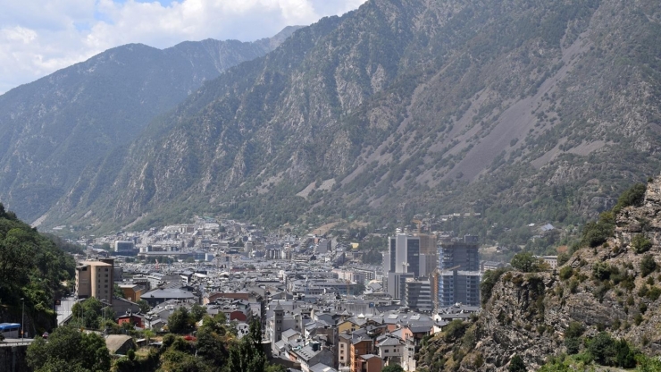 Vista aèria de les parròquies d'Escaldes-Engordany i Andorra la Vella.