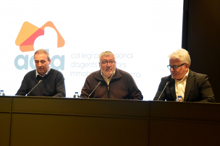 El  membre de la Junta Directiva de l’AGIA, Francesc Pont, amb el president de l’AGIA, Gerard Casellas, i el cap d’actius digitals i fintech de Morabanc, Carlos Salinas, en roda de premsa.