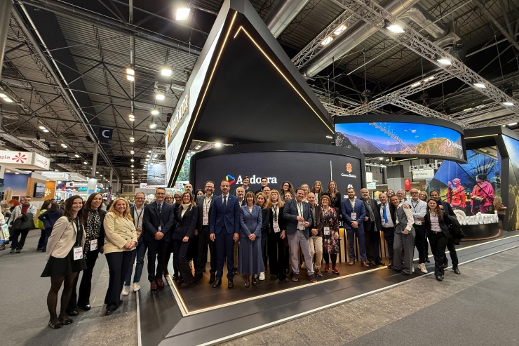 El ministre de Turisme i Comerç, Jordi Torres, amb els expositors andorrans a la FITUR 2025.