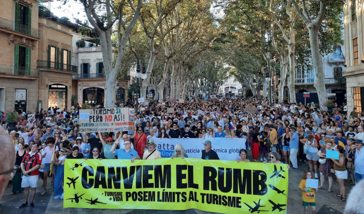 Una manifestació de Pirineu Viu contra la massificació del turisme.