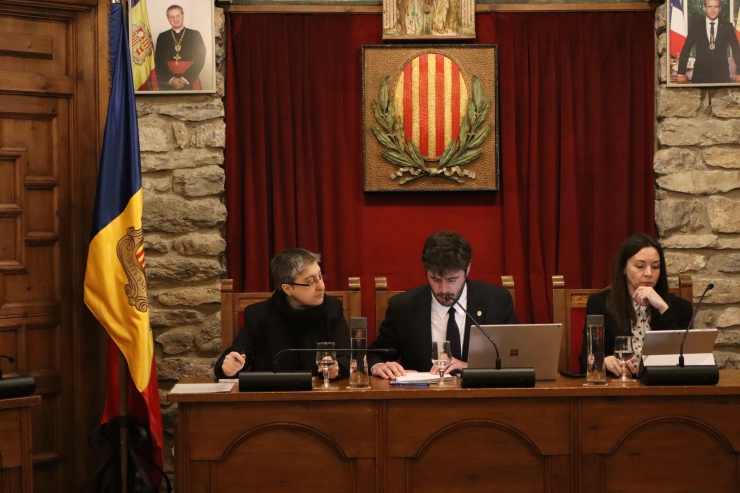 El cònsol major de Sant Julià de Lòria, Cerni Cairat, durant la sessió de consell de comú, juntament amb la cònsol menor, Sofia Cortesao.