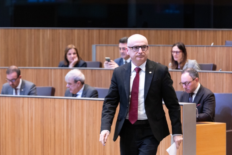 El ministre de Finances, Ramon Lladós, es dirigeix a la tribuna durant la sessió de Consell General d'aquest dijous.