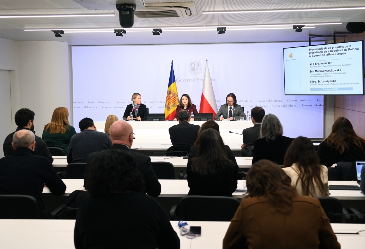 Un moment de l'acte de presentació de les prioritat de la presidència  polonesa del Consell de la Unió Europea, durant la visita de  l'encarregada de negocis de l'ambaixada de Polònia a Espanya i Andorra,  Monika Krzepkowska.