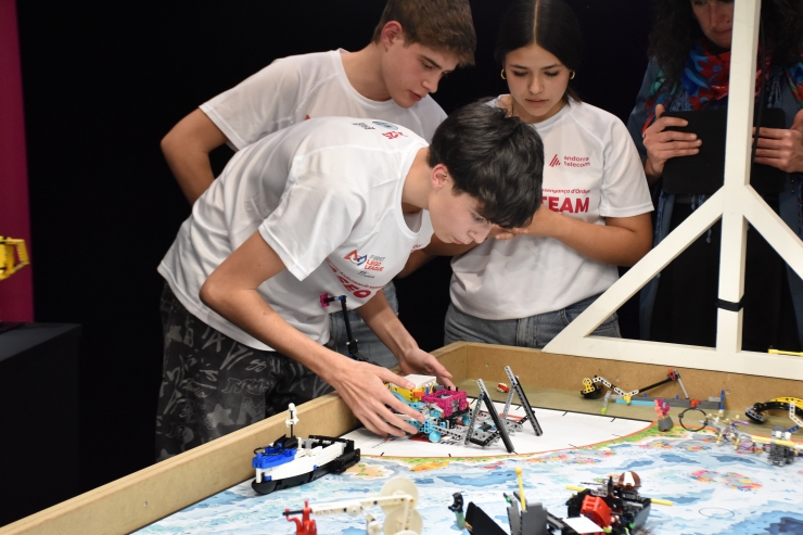 Un equip participant de la First Lego League competint en la competició de robots.