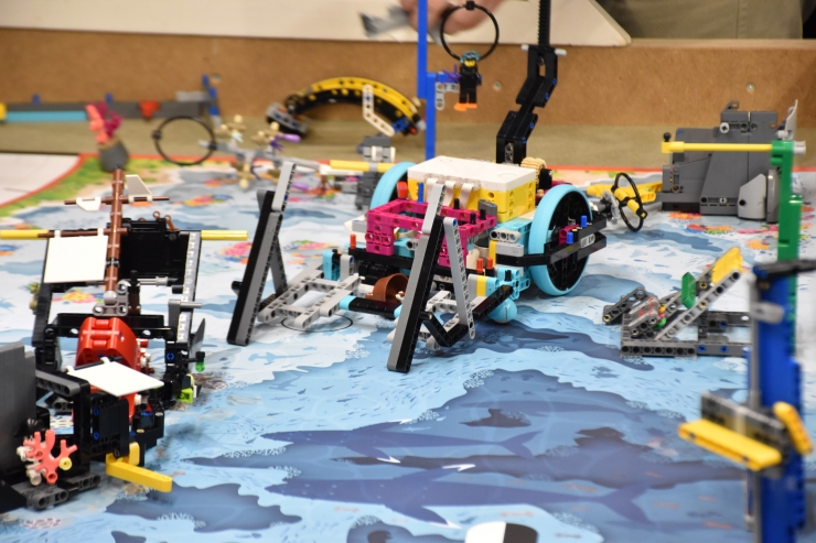 Uns robots construïts amb Lego.