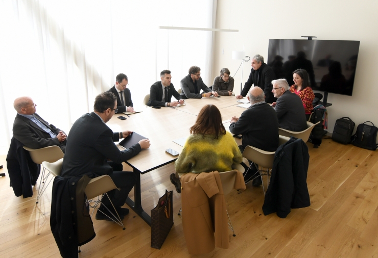 Un moment de la reunió entre les delegacions d'Andorra i de la Generalitat a l'aeroport d'Andorra-la Seu d'Urgell.