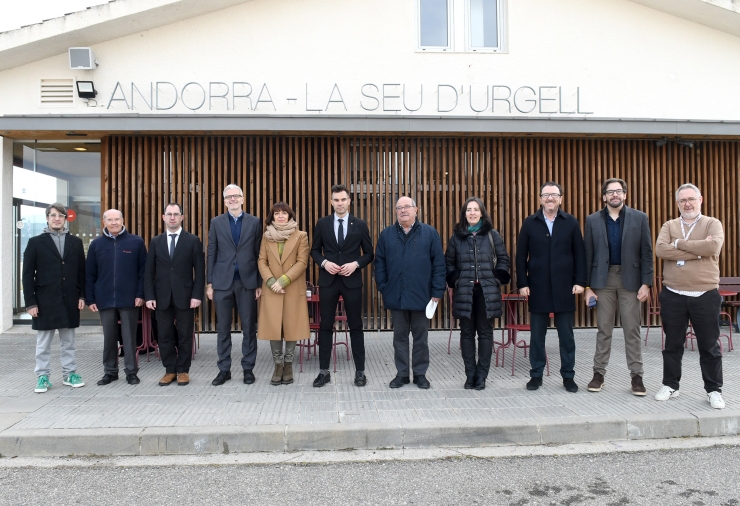 Les delegacions d'Andorra i de la Generalitat, a l'aeroport d'Andorra-la Seu d'Urgell.
 